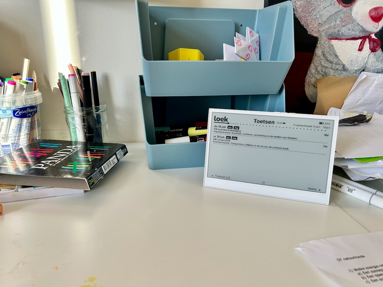 Loek op het huiswerkbureau van een kind