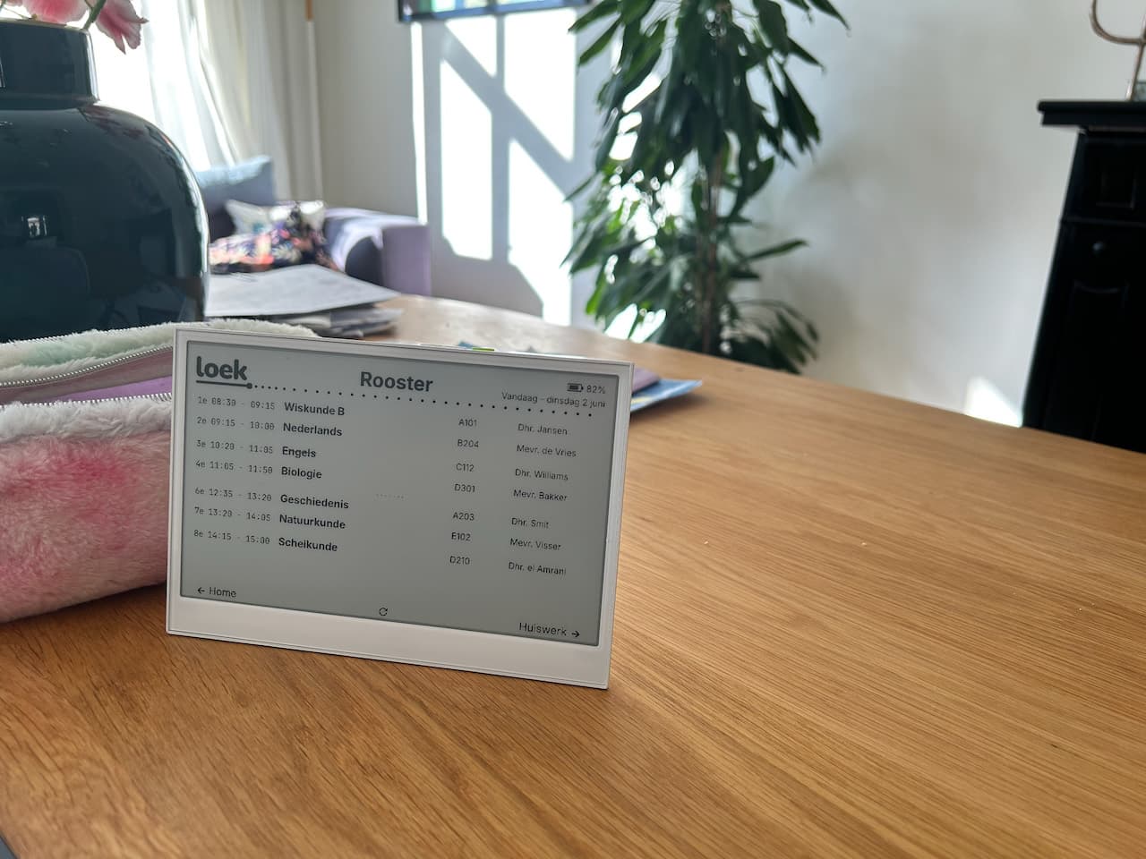 Loek op de keukentafel
